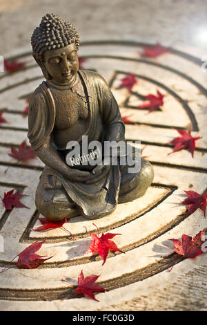 Buddha-Statue mit dem Wort "Rebirth" Stockfoto