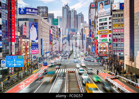 Verkehr in Shinjuku Bezirk von Tokio, Japan. Stockfoto