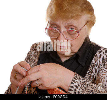 Die alte Frau mit Stricken in Händen Stockfoto