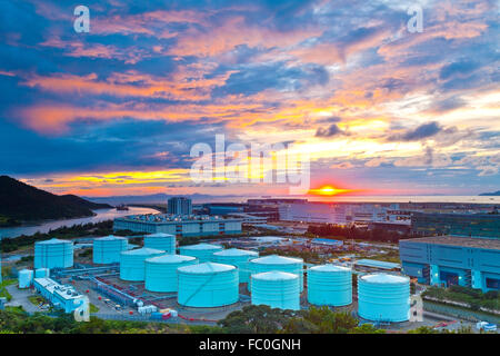 Öltanks bei Sonnenuntergang in Hong Kong Stockfoto