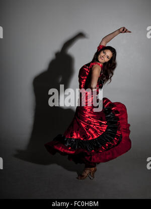 Junge Frau tanzt flamenco Stockfoto