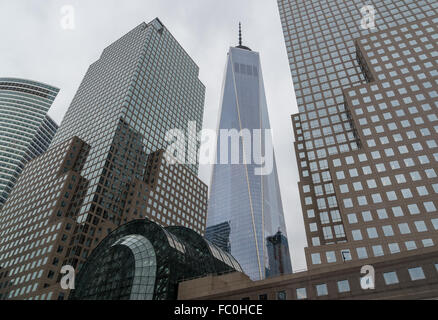 Auf der Suche nach oben L-r: Goldman Sachs Gebäude, American Express Turm, Brookfield Place, One World Trade Center und 2 WFC. NEW YORK CITY. Stockfoto