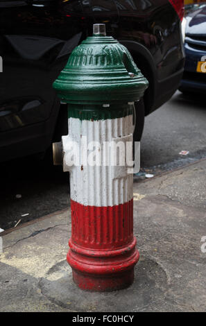 Hydranten lackiert in den Farben der italienischen Flagge (rot, weiß und grün). Little Italy, New York City. Stockfoto