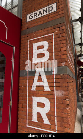 Malte bar Schild an einer roten Backsteinmauer Gelso und Grand Bar und Restaurant, Ecke des Grand und Mulberry Street, Little Italy. Stockfoto