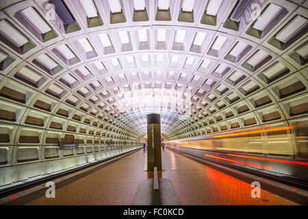 WASHINGTON, D.C. - 10. April 2015: Züge und Fahrgäste in einer u-Bahnstation. Im Jahre 1976 eröffnet, ist der Washington Metro jetzt die sec Stockfoto