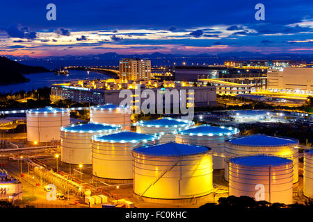 Öltank bei Sonnenuntergang in Hong Kong Stockfoto