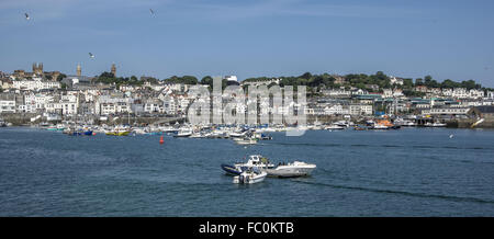 St. Peter Port - Blick über den Hafen Stockfoto