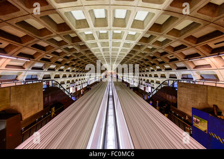 WASHINGTON, D.C. - 10. April 2015: Züge und Fahrgäste in einer u-Bahnstation. Im Jahre 1976 eröffnet, ist der Washington Metro jetzt die sec Stockfoto