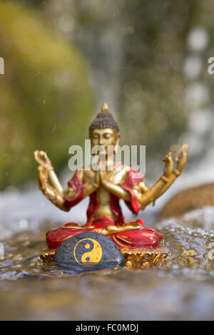 Buddha-Statue mit dem & Yin-Yang-Zeichen Stockfoto