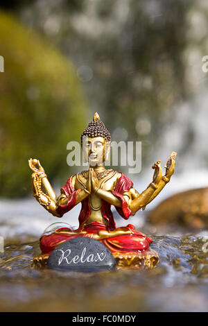 Buddha-Statue mit dem Wort "Relax" Stockfoto