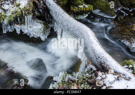 Gefrorenen Eiszapfen auf Wasserfluss Stockfoto