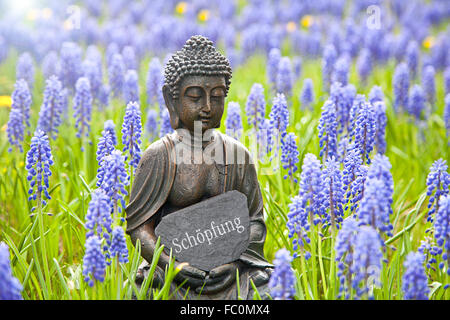 Buddha-Statue mit dem Wort "Schöpfung" Stockfoto