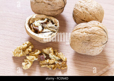 Walnüsse auf rustikalen Holztisch Stockfoto