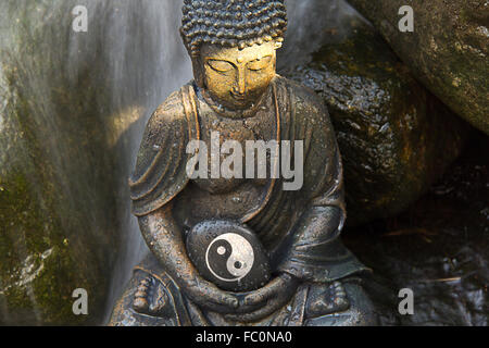 Buddha-Statue mit dem & Yin-Yang-Zeichen Stockfoto