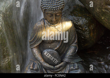 Buddha-Statue mit dem Wort "Rebirth" Stockfoto