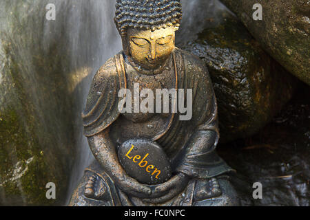 Buddha-Statue mit dem Wort "Leben" Stockfoto