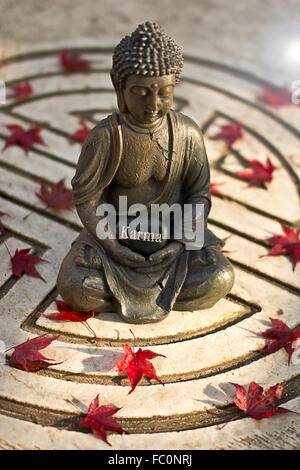 Buddha-Statue mit dem Wort "Karma" Stockfoto