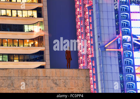 Antony Gormley Skulpturen in Central, Hongkong, China. Stockfoto