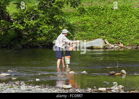 Lehrt einem jungen Fischer, Fliegenfischen auf einen Stream in den Smoky Mountains in der Nähe von Cherokee, North Carolina, USA. Stockfoto