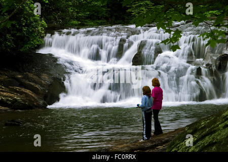 Junge Mädchen Forellenangeln auf Dicks Creek in den Chattahoochee National Forest, Georgia, USA. Stockfoto