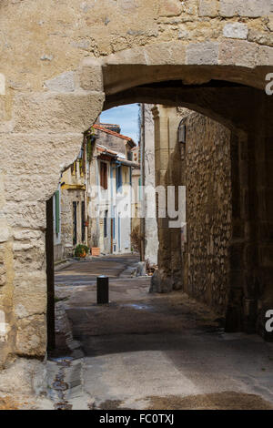 schmale Straße von einem kleinen Dorf in Frankreich Stockfoto