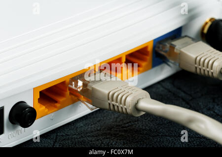 Wireless-Router und Netzwerkkabel Stockfoto