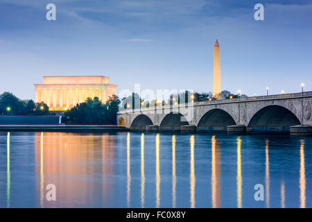 Washington DC, USA Skyline auf dem Potomac River mit Lincoln Memorial, Washington Monument und Arlington Memorial Bridge.