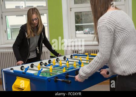 Zwei Mädchen spielen Tischfußball Stockfoto