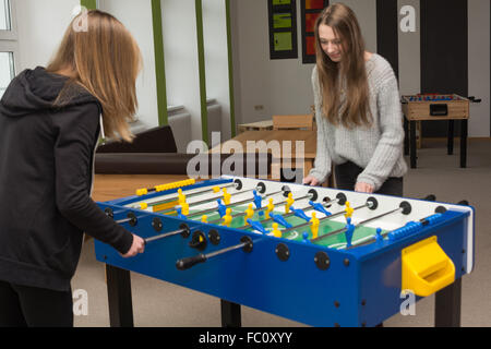 Zwei Mädchen spielen Tischfußball Stockfoto