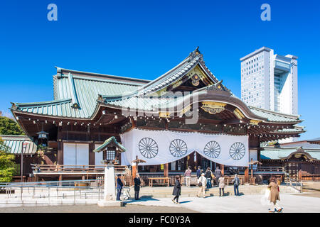 Der Eingang zum Yasukuni-Schrein in Tokio, Japan. Stockfoto