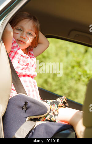 Kleines Mädchen, das im Auto sitzt Stockfotografie - Alamy