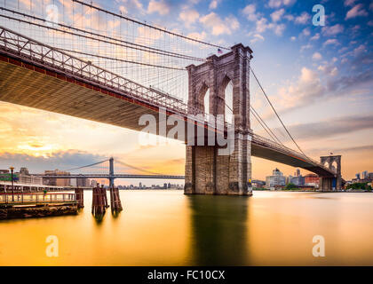 New York City, USA an der Brooklyn Bridge und East River. Stockfoto