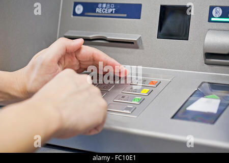 Hand mit atm-Maschine Stockfoto