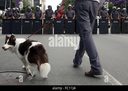 Sao Paulo, Brasilien. 19. Januar 2016. Polizisten bewachen während einer Protestaktion gegen das Land Transport Tarif Wanderungen in Sao Paulo, Brasilien, am 19. Januar 2016. Tausende von Menschen nahmen an einer friedlichen Demonstration in Sao Paulo zum protest gegen Transport Tarif Wanderungen in mehreren Städten des Landes verliehen. Bildnachweis: Rahel Patras/Xinhua/Alamy Live-Nachrichten Stockfoto