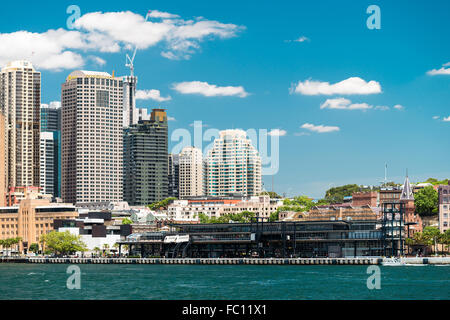 Sydney, Australien - 9. November 2015: Overseas Passenger Terminal Blick von der Fähre zum Circular Quay an einem sonnigen Tag Stockfoto