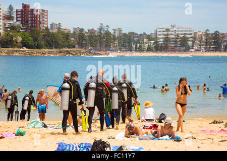 Taucher auf dem Weg ins Meer in Shelly Beach, Manly, Sydney, New South Wales, Australien Stockfoto