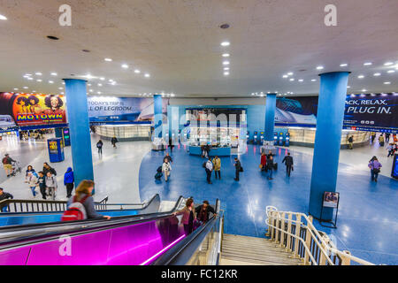 Pendler passieren Penn Station in New York City, USA. Stockfoto