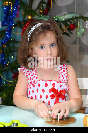 Kleine Mädchen Backen Weihnachtsplätzchen Stockfoto