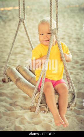 Baby auf einer Schaukel Stockfoto