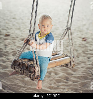 Baby auf einer Schaukel Stockfoto