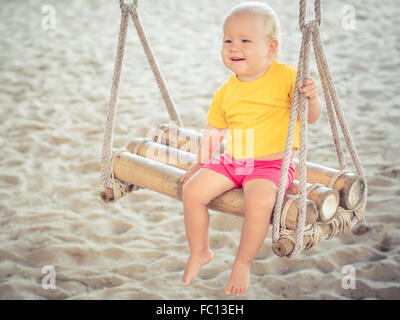 Baby auf einer Schaukel Stockfoto