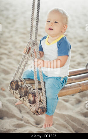 Baby auf einer Schaukel Stockfoto