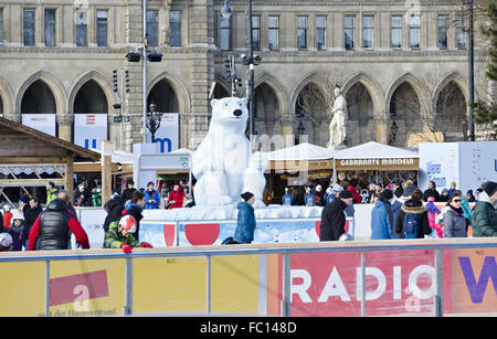 Besucher und Stände vor dem Wiener Rathaus Stockfoto