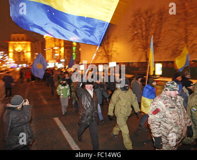 Kiew, Ukraine. 19. Januar 2016. Ukrainische Nationalisten und ihren Anhängern während '' des Marsches der Gewinner '' in Kiew am 19. Januar 2016 widmet sich der erste Tag des Beginns einer Begegnung zwischen Demonstranten und Polizei auf Grushevskogo Straße während eines Anti-Regierungs-Protests in 2014, später genannt Euromajdan oder Revolution würde. Credit: Serg Glovny/ZUMA Draht/Alamy Live-Nachrichten
