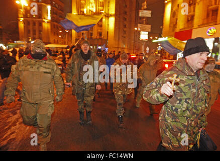 Kiew, Ukraine. 19. Januar 2016. Ukrainische Nationalisten und ihren Anhängern während '' des Marsches der Gewinner '' in Kiew am 19. Januar 2016 widmet sich der erste Tag des Beginns einer Begegnung zwischen Demonstranten und Polizei auf Grushevskogo Straße während eines Anti-Regierungs-Protests in 2014, später genannt Euromajdan oder Revolution würde. Credit: Serg Glovny/ZUMA Draht/Alamy Live-Nachrichten