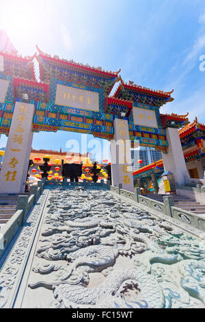 Chinesische Tempel in Hong Kong unter Sonnenschein Stockfoto