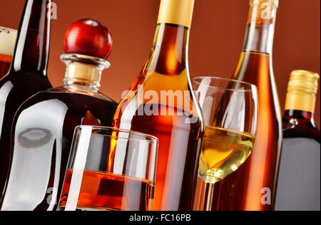 Flaschen und Gläser für verschiedene alkoholische Getränke. Stockfoto