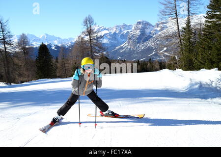 Mädchen ist im Winter Skifahren. Stockfoto