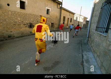 El Colacho jagt die Jugendlichen des Dorfes mit seiner Peitsche während der Fiesta del Colacho in Castrillo de Murcia, Burgos, Spanien Stockfoto