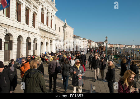 Großer Andrang an den Ufern der Markusplatz in Venedig an einem sonnigen Tag im winter Stockfoto